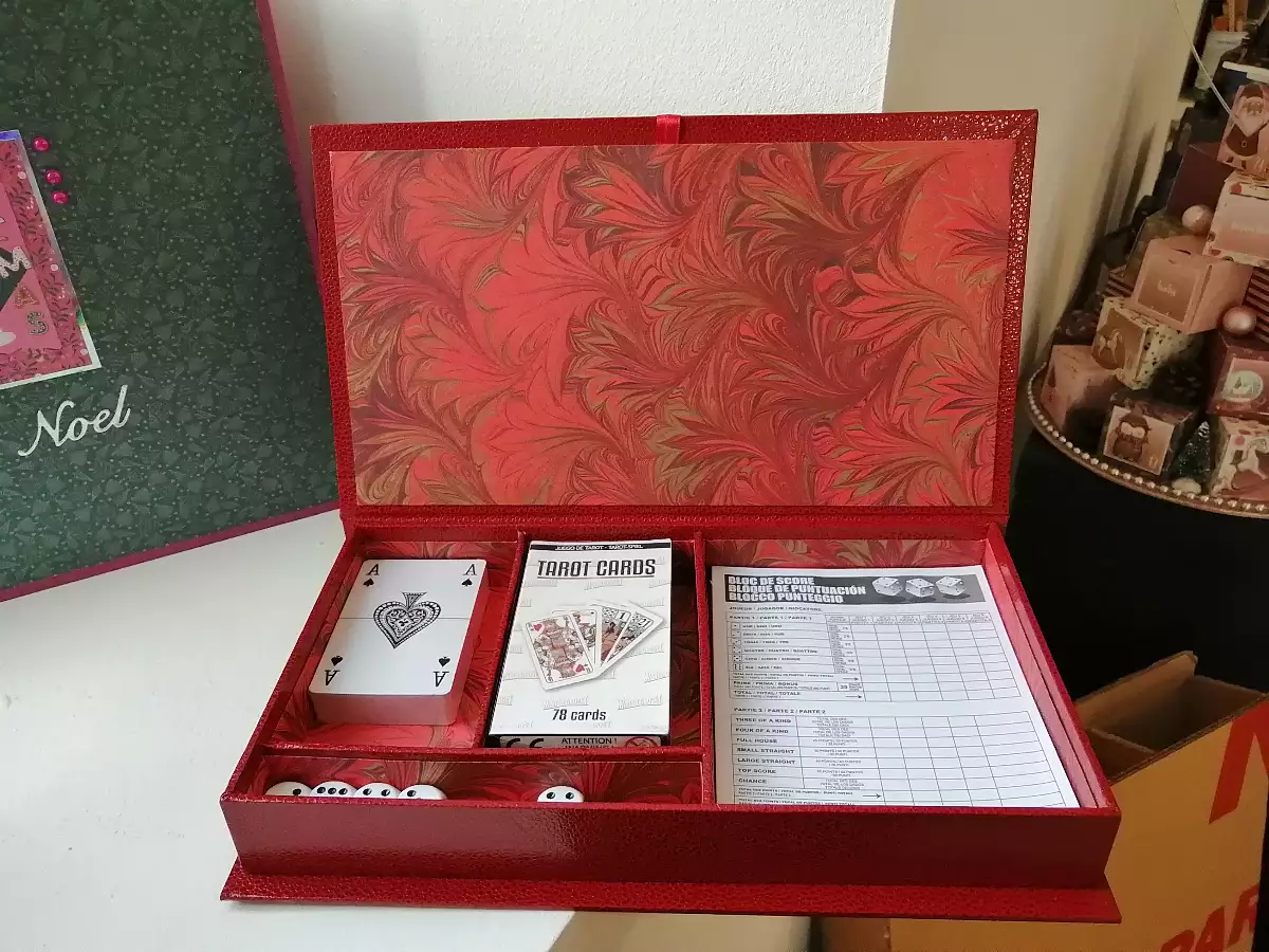 Divers jeux de cartes, tarot, dés, yatzee en rouge