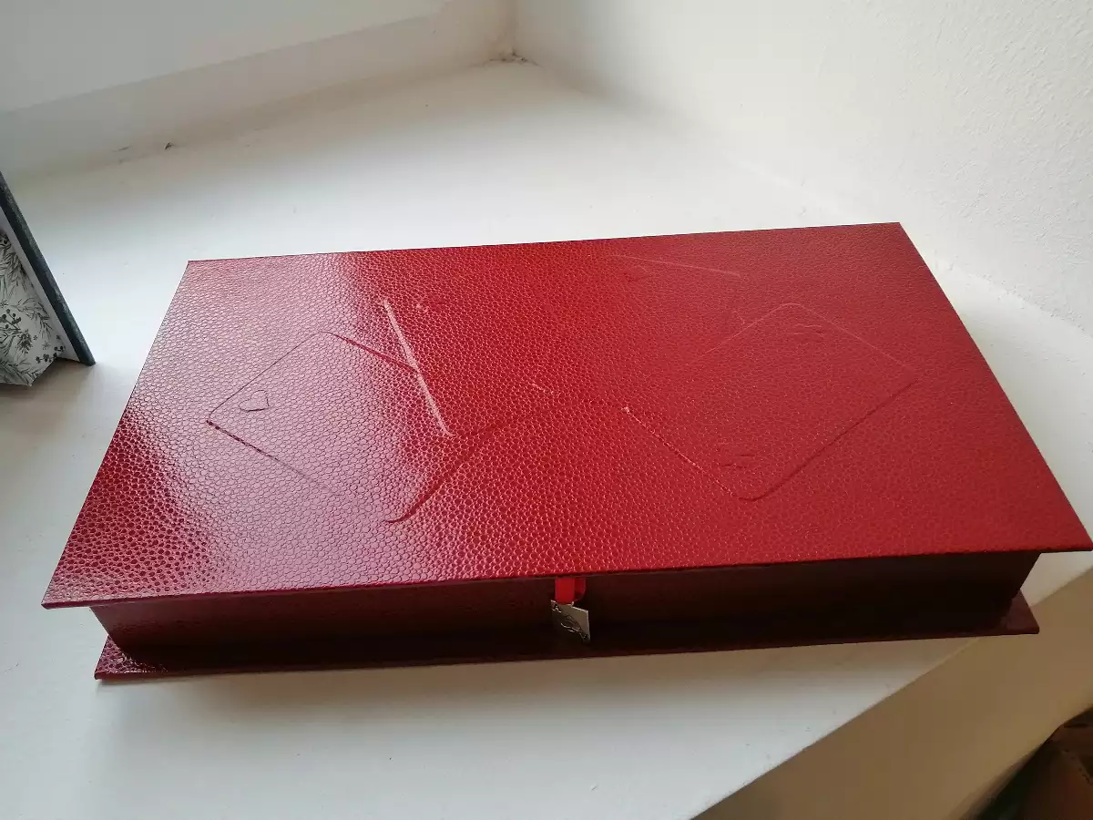 Divers jeux de cartes, tarot, dés, yatzee en rouge